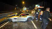 Avcılar'da gece yarısı dehşeti: Lüks otomobil bariyerlere saplandı