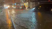 İstanbul'da akşam saatlerinde kabus: Araçlar su birikintileri arasında mahsur kaldı