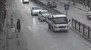 Yaya geçidindeki nezaket kazayla sonuçlandı: Güvenlik kamerası o anları kaydetti