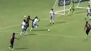 Sahadaki sıra dışı saçlar iki oyuncuyu oyun dışı bıraktı