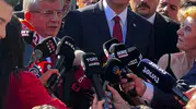 Ahmet Davutoğlu'ndan şaşırtan veda: Adliye çıkışı siyaseti bıraktığını açıkladı