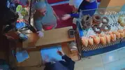 Bağcılar'da fırıncı kadına dehşet dolu anlar: Çocuklarının gözü önünde saldırıya uğradı
