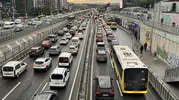Megakentte akşam mesaisi kilitlendi: Yağmurla gelen trafik kabusu