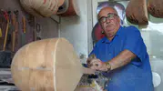 Onun ellerinden çıkan sazlar Türkiye'yi inletiyor ama kendisi tek bir nota bile basamıyor