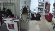 Güzellik salonunda şarj bahanesiyle taciz dehşeti: Güvenlik kamerası her şeyi kaydetti
