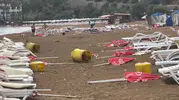 Alanya sahillerinde korku dolu anlar: Fırtına şezlongları adeta uçurdu