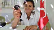 Dedesinden devraldığı bayrağı 23 yıldır gururla taşıyor: Köyün kaderini değiştiren kadın muhtar