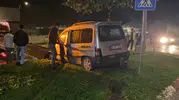 İnegöl'de yağmur kazayı beraberinde getirdi: Ağaca çarpan araçta iki kişi yaralandı