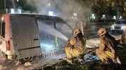 Tarihi sarayın kapısında gece yarısı korku dolu anlar: Araç küle döndü