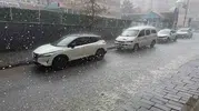 Tatvan'da aniden bastıran dolu hayatı felç etti