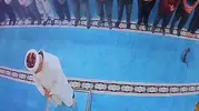 İbadethanede vicdansızlık: Namaz sırasında kediye attığı tekme pahalıya patladı