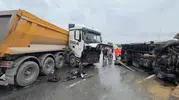 Arnavutköy yolunda yağmur kabusu: İki kamyonun karıştığı kaza trafiği felç etti