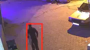 Gece yarısı sinsi plan: Evin önündeki halıyı gözüne kestirdi