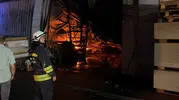 Baksan Sanayi Sitesi'nde geceyi aydınlatan alevler: TOMA'lar söndürme çalışmalarına katıldı