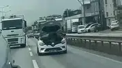 Bursa trafiğinde akıllara durgunluk veren görüntü: Hareket halindeki aracın kaputuna uzandı