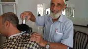 Çocuk yaşta başladığı mesleğinde 65 yılı devirdi: Makası elinden hiç düşürmedi