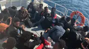 Ege'nin karanlık sularında ölümle burun buruna: 20 göçmen son anda kurtarıldı