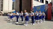 Mardin'de okul sıralarında çiçekli karşılama: Minik öğrenciler için yeni dönem başladı