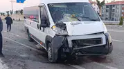 Karaman'da sabah trafiğinde servis dehşeti: Okul aracı işçi servisine çarptı