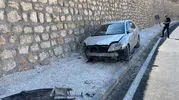 Besni'de korkutan kaza: Kontrolden çıkan araç duvara çarptı