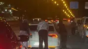Batman trafiğinde akılalmaz anlar: Otomobile tutunup kilometrelerce sürüklendiler
