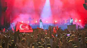 İzmir’in kurtuluş gününde Kültürpark’ta çifte bayram: Model ve Çok Güzel Hareketler 2 rüzgarı