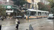 Eskişehir'de aniden bastıran sağanak hayatı felç etti: Vatandaşlar çareyi saçak altlarında buldu