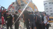 Gazze'de sığınılacak tek yer mezara dönüştü: 7 katlı binanın enkazında 21 can kaybı