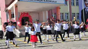 Minik Begüm'ün sahne heyecanı: Ağabeyine özendi, törenin yıldızı oldu