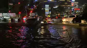 İstanbul'da akşam saatlerinde aniden bastıran sağanak hayatı felç etti