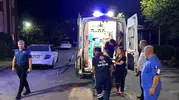 Kaldırımda otururken hayatı karardı: Kontrolden çıkan araç genci arasına aldı