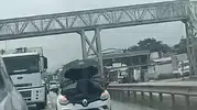 Bursa trafiğinde akıllara durgunluk veren görüntü: Kaputu açık otomobilin motorunda yolculuk yaptı