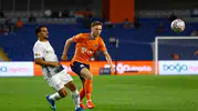 Başakşehir Fatih Terim Stadyumu'nda Erken Gelen Fırtına: Turuncu-Lacivertliler İlk Yarıyı İki Golle Kapattı