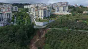 Trabzon'da gece yarısı dehşeti: Toprak kayması aracı dere yatağına sürükledi