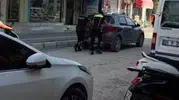 Trafik tıkandı, polisler kolları sıvadı: Arızalı aracı böyle kurtardılar