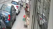 Fırın kapısına bırakılan poşet dakikalar içinde buharlaştı: Güvenlik kamerası o anları saniye saniye kaydetti
