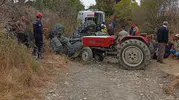 Demirci'de tarla yolunda can pazarı: Traktör kazası iki can aldı