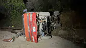 Saniyelerle yarışan kurtarma operasyonu: Devrilen iş makinesinden camı kırarak çıkardılar
