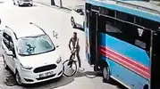 Adana'da dehşet anları: Otobüsün açık kapısı bisikletliyi yola savurdu