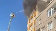 Küçükçekmece'de korku dolu anlar: Çatı katı alevlere teslim oldu