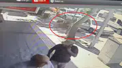Amasya'da saniyelerle ölçülen kaza: Park halindeki araçtan inmek isterken motosikletliyi biçti