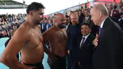 Er meydanında duygusal anlar: Cumhurbaşkanı Erdoğan küçük pehlivanla yakından ilgilendi