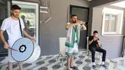 Düğünlerin neşe kaynağı Tosun ailesi: Evleri adeta bir konservatuvar