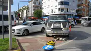 Manavgat'ta dehşet anları: Kamyonet levhayı devirerek durabildi