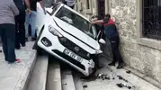 Direksiyon başında fenalaştı: Müze merdivenlerine uçan araçtan mucizevi kurtuluş