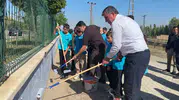 Sivas'ta sıra dışı okul günü: Kaymakam ve öğrenciler aynı fırçayı tuttu