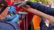 Oyun parkında dehşet anları: Korkuluk demiri küçük çocuğun koluna saplandı