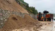 Sakarya'da ulaşımı felç eden heyelan: Trafik tek şeride düştü