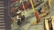 Trafiğe kapalı caddede tehlikeli anlar: Bisikletli çocuğa motosiklet çarptı