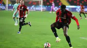 Samsunspor'da transferin son günü: Bayo imzayı attı, yaprak dökümü yaşandı